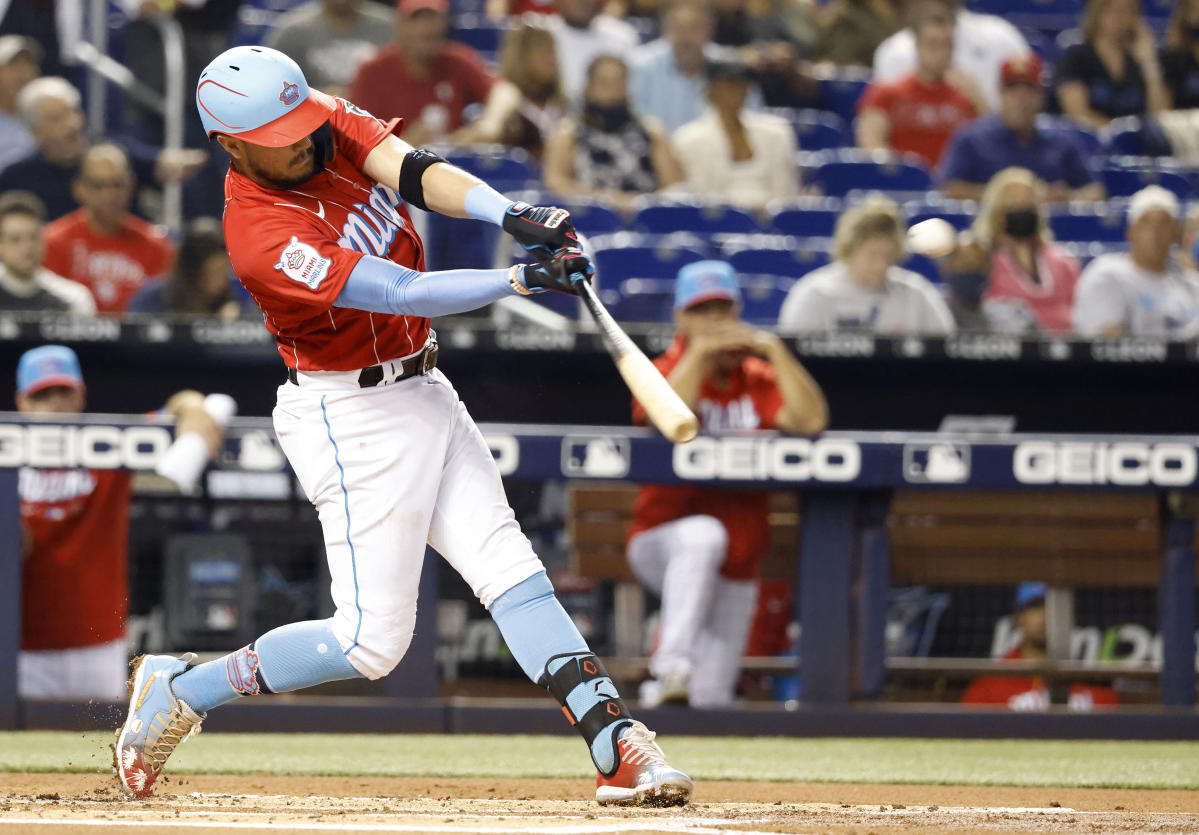 Hoskins' RBI in 9th rallies Phillies past Marlins 3-2