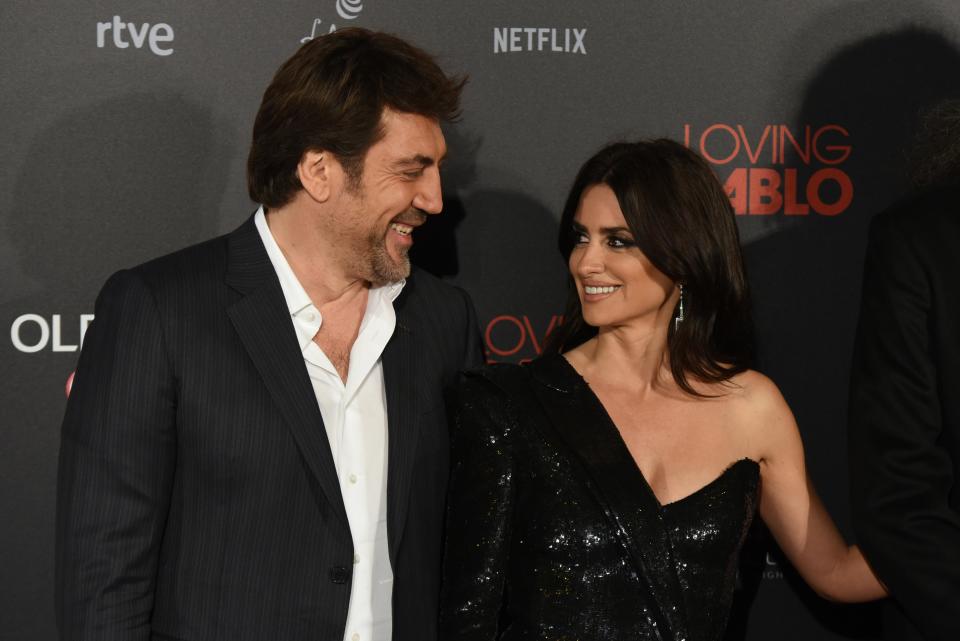 Penélope Cruz et son mari Javier Bardem ont partagé l’écran à de nombreuses reprises. En 1992, ils sont tous deux comédiens débutants lorsqu’ils se rencontrent sur le tournage de <em>Jambon, jambon</em>, avant de se retrouver sur <em>Vicky Cristina Barcelona </em>(2008), <em>Cartel </em>(2013) ou encore <em>Everybody Knows </em>(2018). Dans le drame <em>Escobar </em>sorti en 2018, Penélope Cruz interprète Virginia Vallejo, une journaliste qui tombe sous le charme du baron de la drogue Pablo Escobar, incarné par Javier Bardem. Une collaboration compliquée pour la comédienne et son époux, comme elle l’explique au magazine <em>Elle </em>en 2018 : "<em>Certaines fois, je me disais :</em> 'Si on arrive à se sortir de cette scène, on aura traversé une grande épreuve... ' <em>Mais je ne peux pas dire que jouer avec Javier soit plus facile ou plus difficile qu'avec un autre. Pour moi, c'est la même chose. Au moment de tourner une scène, je ressens toujours la même nervosité, la même angoisse, comme si c'était la première fois que je faisais du cinéma. Il y a une sensation de nouveauté permanente quand on fait ce métier. C'est à la fois excitant et déstabilisant</em>". <em>(Photo by Jorge Sanz/Pacific Press/LightRocket via Getty Images)</em>