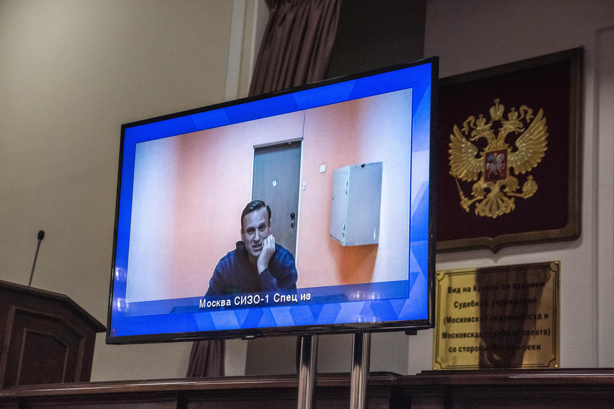 El líder de la oposición rusa, Alexéi Navalny, aparece en una pantalla mientras estaba detenido durante una audiencia en un tribunal el año pasado en Moscú, el 28 de enero de 2021. (Sergey Ponomarev/The New York Times)