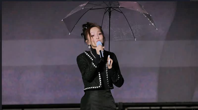 張韶涵撐著雨傘唱歌。（圖／翻攝微博）