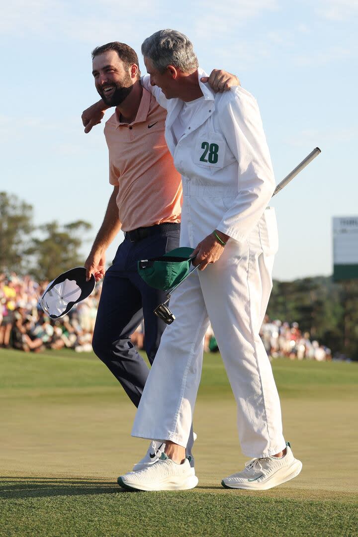 Scottie Scheffler y su alianza con su caddie Ted Scott; ambos celebran a la salida del hoyo 18