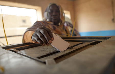 A woman casts her ballot during Darfur's referendum at a registration center at Al Fashir in North Darfur, April 12, 2016. REUTERS/Mohamed Nureldin Abdallah