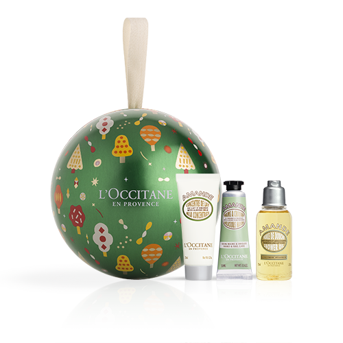 Et si vous accrochiez discrètement une boule de Noël un peu particulière à votre sapin ? C’est la bonne idée proposée par la griffe provençale L’Occitane. À l’intérieur, se cachent une huile de douche, un concentré de lait d’amande pour bichonner vos gambettes et une crème pour les mains asséchées par l’hiver. Le tout en format voyage, idéal pour emporter en week-end ou en escapade improvisée. Disponible sur fr.loccitane.com et en boutique, 12,50 €.