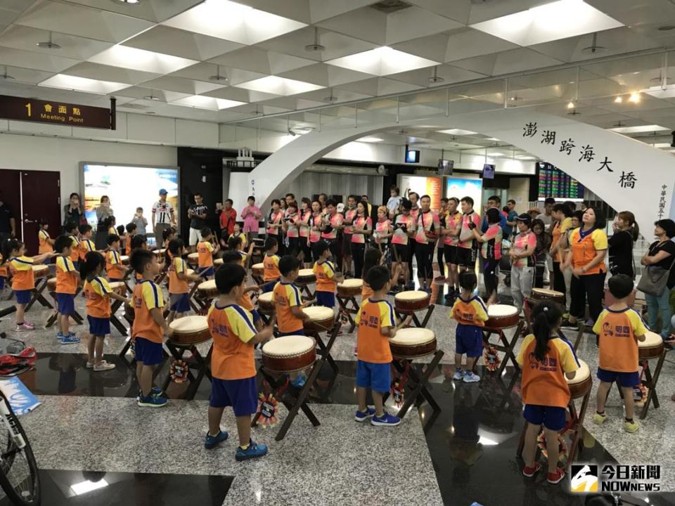 ▲明圓幼兒園的陳寶圓園長率領師生以太鼓打擊樂表演歡迎「澎湖騎士團」。（圖／記者鄧至傑攝 , 2017.10  14）