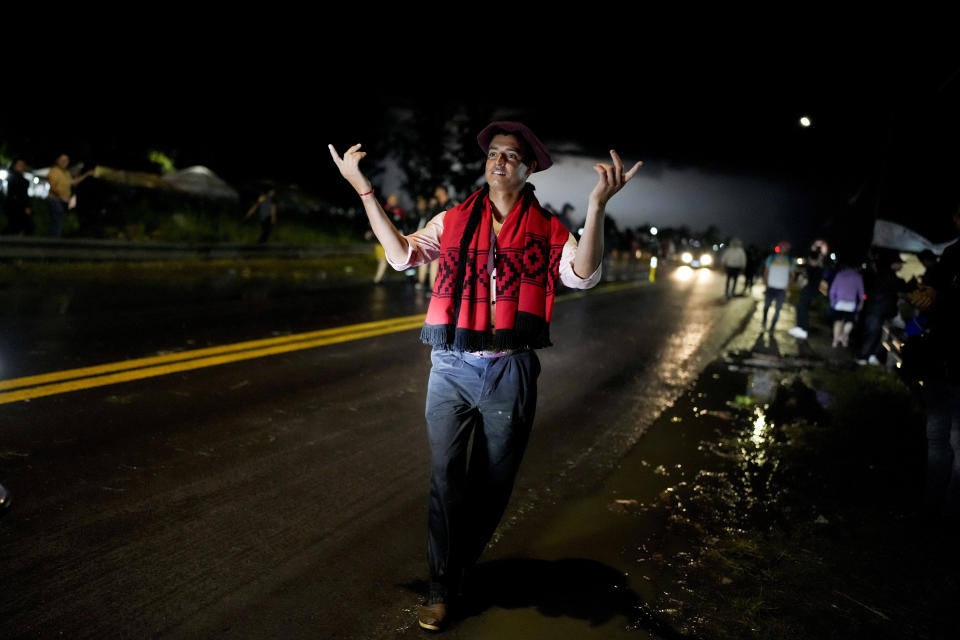 Un hombre camina por una carretera cerca del santuario dedicado al santo pagano argentino Gauchito Gil en Mercedes, Corrientes, Argentina, el domingo 7 de enero de 2024. Cada 8 de enero, devotos de todo el país visitan ese espacio para pedir o agradecerle por milagros. (AP Foto/Natacha Pisarenko)