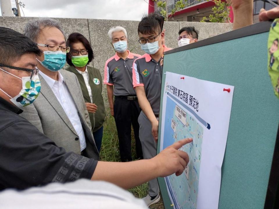 立委蔡易餘指出沿海地區醫療資源不足，向衛福部爭取朴子醫院在東石鄉設立分院。（記者張翔翻攝）