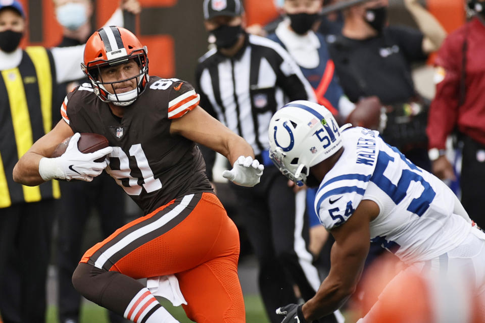 Cleveland Browns tight end Austin Hooper (81) tries to avoid a tackle by Indianapolis Colts middle linebacker Anthony Walker (54) during the first half of an NFL football game, Sunday, Oct. 11, 2020, in Cleveland. (AP Photo/Ron Schwane)