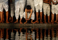 <p>Beim Hindufestival „Swasthani Brata Katha“ schüttet sich ein junger Gläubiger in Bhaktapur, Nepal, Flusswasser ins Gesicht. Das Fest, bei dem aus der gleichnamigen Schrift vorgelesen wird, dauert einen Monat lang. (Bild: Reuters/Navesh Chitrakar) </p>