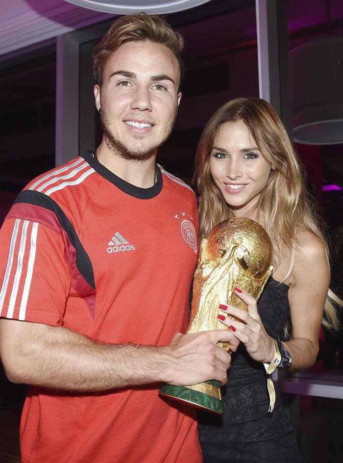 Mario Goetze acompañado de su novia Ann-Kathrin Broemmel mientras posa con la Copa del Mundo tras la victoria de Alemania. EFE/Markus Gilliar