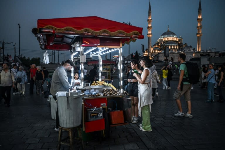 With Turkey mired in sky-high inflation, Istanbul's ubiquitous street vendors are worried about their future (Ozan KOSE)