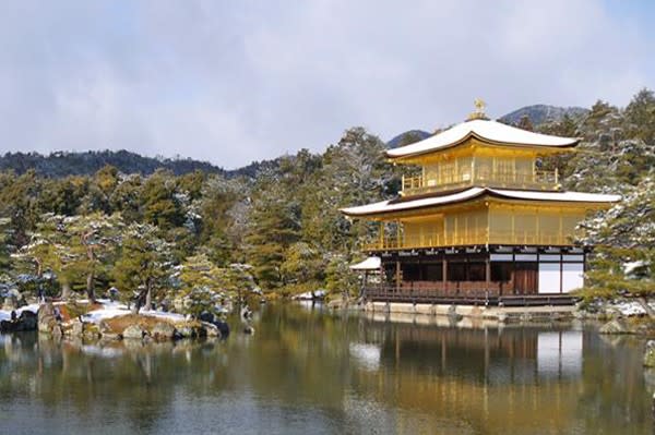 日本關西初雪京都世界遺產金閣寺雪化妝