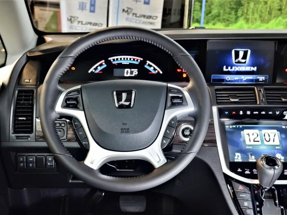 三幅式多功能Nappa真皮方向盤，讓駕駛可輕鬆操作音響及定速巡航系統。
