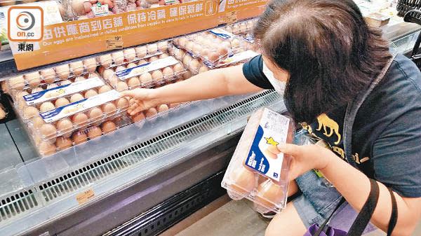 由於貨源供應緊張，超市要限客人購雞蛋。