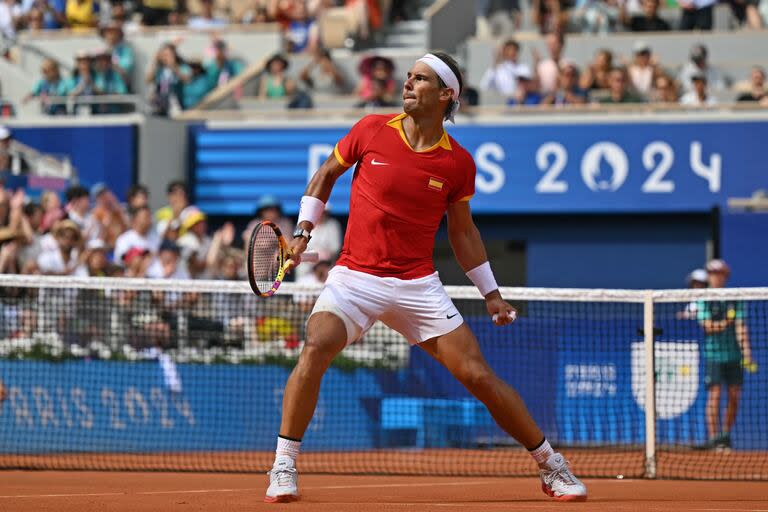 La celebración de Rafael Nadal al vencer a Marton Fucsovics en el Philippe-Chatrier, en la primera ronda de París 2024