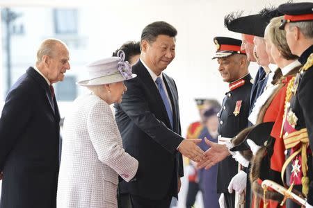 Britain's Queen Elizabeth and Prince Philip (L) escort China's President Xi Jinping during a ceremonial welcome at Horse Guards Parade in London, Britain October 20, 2015. The president and his wife, Peng Liyuan, will be guests of Queen Elizabeth during their state visit to Britain. REUTERS/Jeremy Selwyn/pool