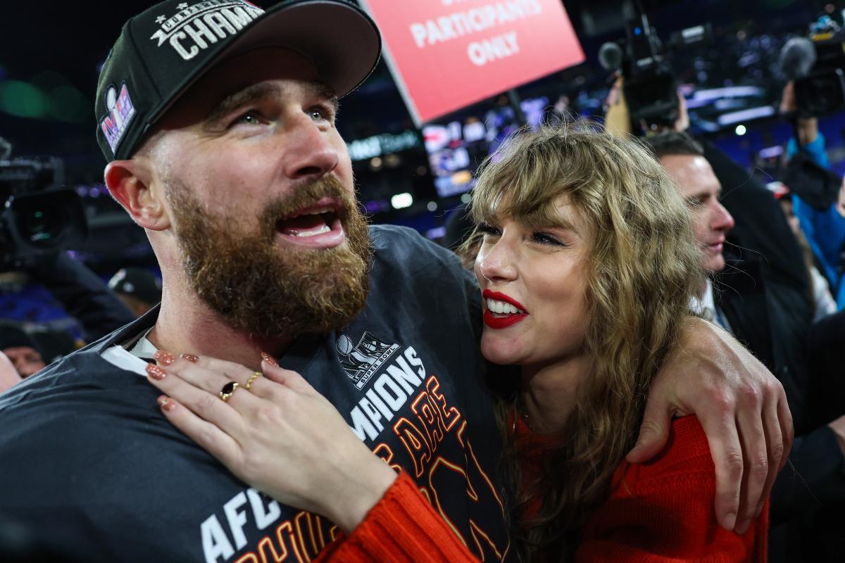 Travis Kelce Will 'Cherish' the Memory of That Post-Game Kiss With Taylor  Swift - Yahoo Sports