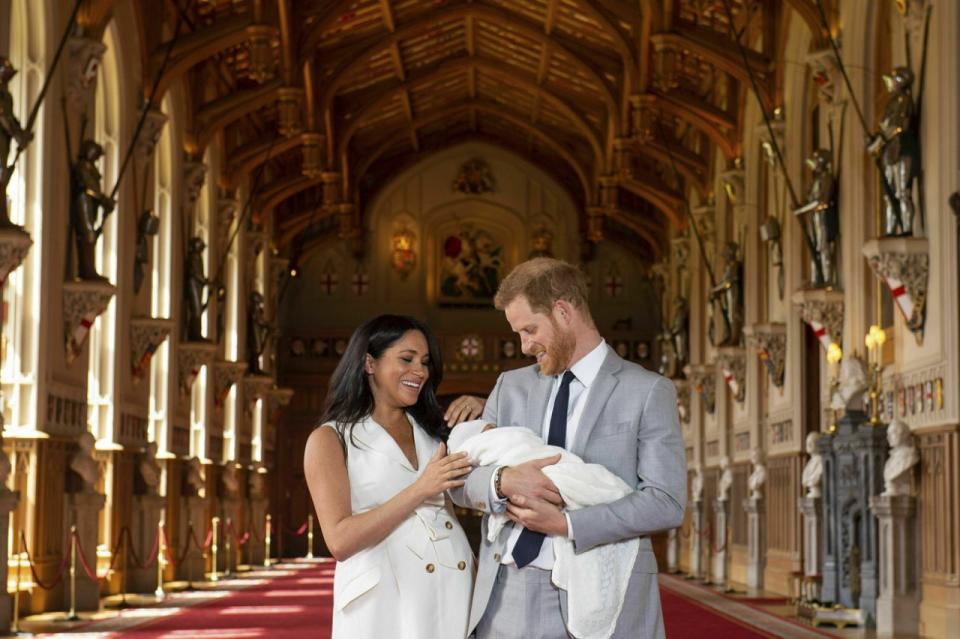 Großbritanniens Prinz Harry und Meghan, Herzogin von Sussex, bei einem Fototermin mit ihrem neugeborenen Sohn in der St. George’s Hall im Windsor Castle in Windsor am Mittwoch, den 8. Mai 2019. (Foto: Dominic Lipinski / Pool via AP)