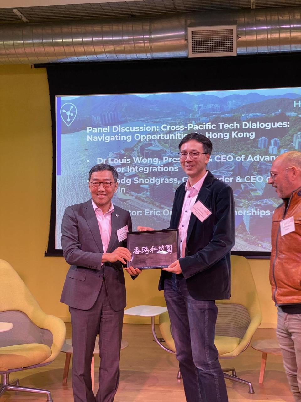 香港科技園公司行政總裁黃克強（左）向Advanced Sensor Integrations 董事長及行政總裁Louis Wong博士贈送3D打印的「香港科技園」紀念品。（記者徐蓓蓓╱攝影）