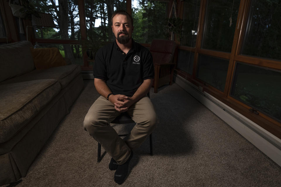 Korey Rowe posa para una fotografía en su casa de Oneonta, Nueva York, el jueves 12 de agosto de 2021. (AP Foto/Robert Bumsted)