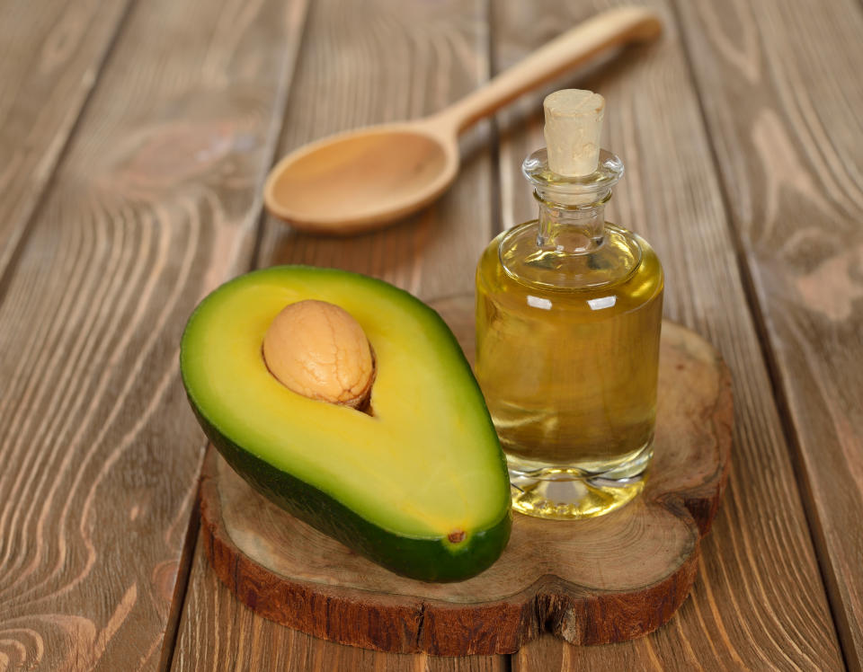 El aceite de aguacate podría ayudar a la salud de tu piel y cabello, y lo puedes hacer tú mismo. Foto: Getty Images