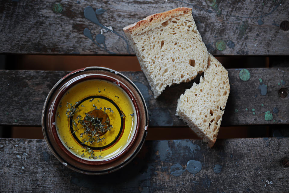 Aromatisiertes Olivenöl kann man ganz leicht selbst machen - ein Stückchen Parmesanrinde genügt (Symbolbild: Getty Images)
