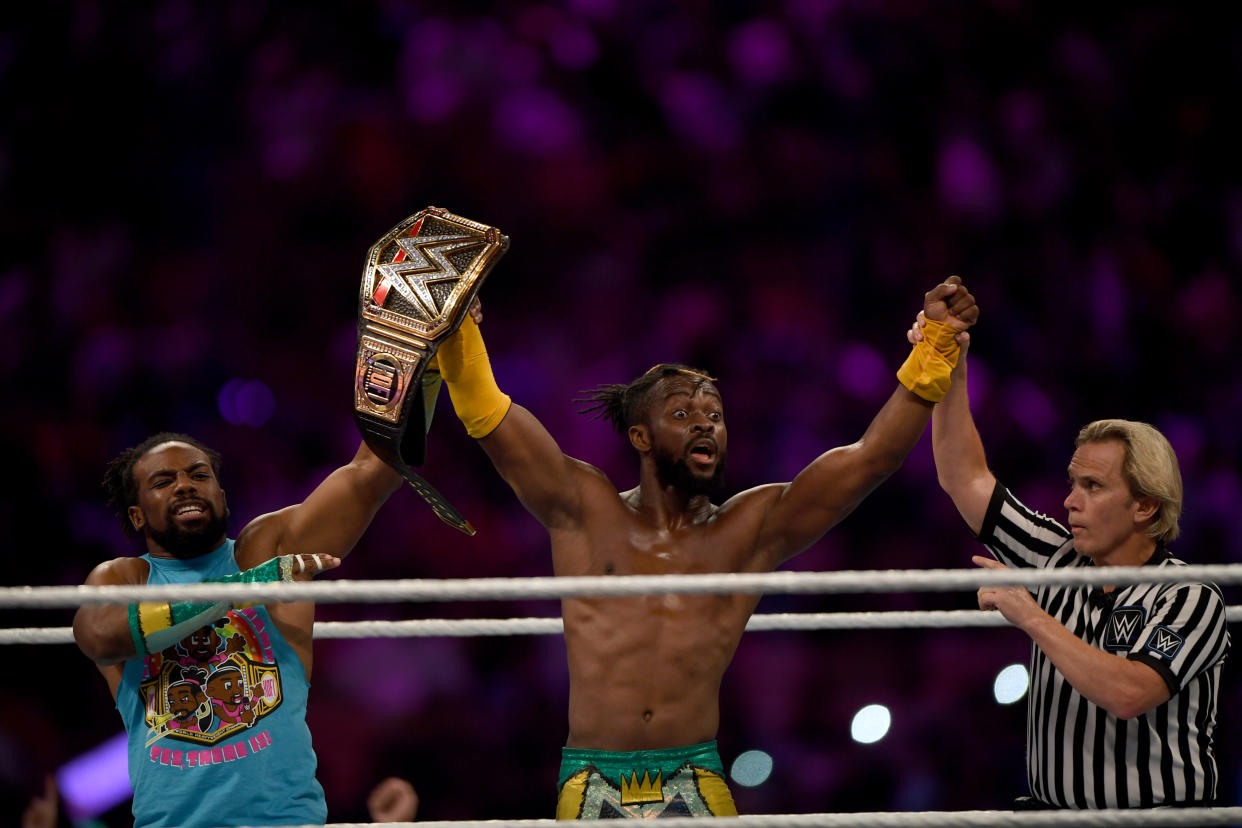 Xavier Woods y el réferi Charles Robinson reconocen a Kofi Kingston, el Campeón de la WWE en 2019. (AMER HILABI/AFP via Getty Images)