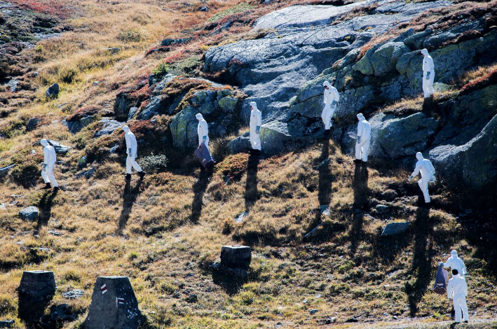 Experten der militärischen Luftfahrt untersuchen die Trümmer eines Helikopter-Absturzes der Schweizer Armee in der Nähe von Sasso da Pigna, nahe des Gotthard Gebirgspasses in der Schweiz. Das Unglück ereignete sich gegen Mittag des 28. Septembers. Die beiden Piloten kamen ums Leben, eine dritte Person wurde schwer verletzt. (Bild: Samual Golay/EPA)