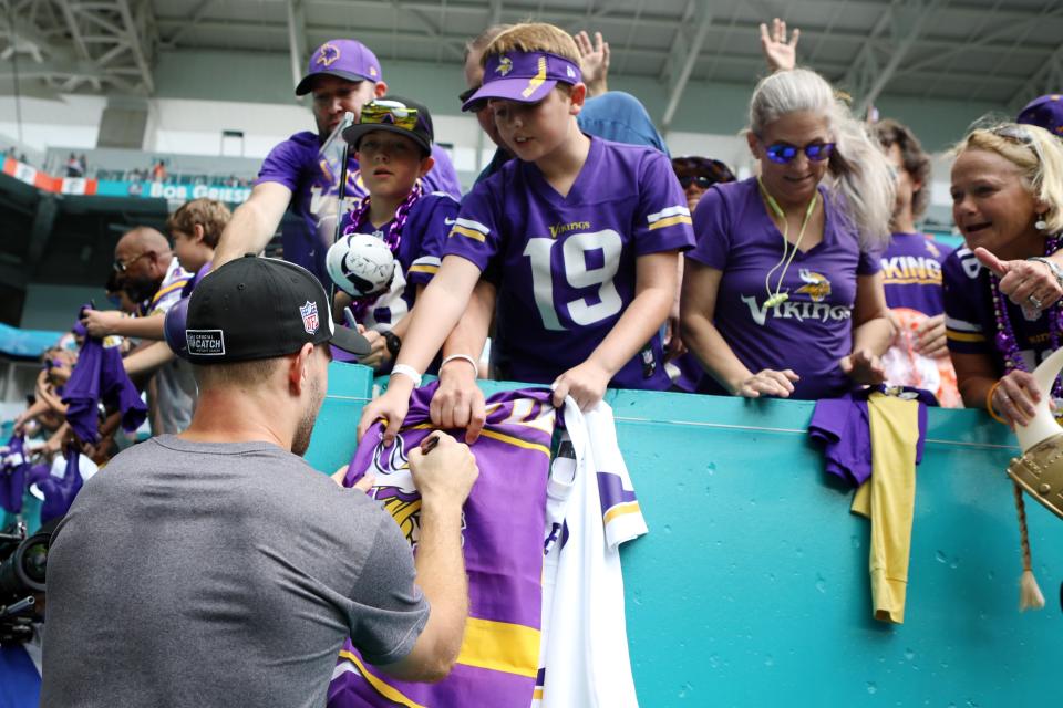 MIAMI GARDENS, FLORIDA - OCTOBER 16: Kirk Cousins #8 of the Minnesota Vikings signs autographs for fans prior to playing the Miami Dolphins at Hard Rock Stadium on October 16, 2022 in Miami Gardens, Florida. (Photo by Megan Briggs/Getty Images)