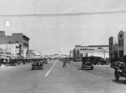 <p>The cars, style, and traffic have evolved so, so much since 1925, and this photo is representative of that. Can you imagine getting through town this easily?!</p>