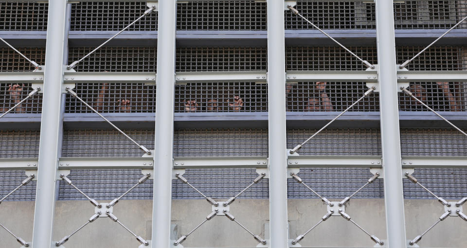 Prisoners at the Metropolitan Detention Center, a federal facility in Brooklyn, respond to family members and people protesting the prison conditions in February. (Photo: ASSOCIATED PRESS)