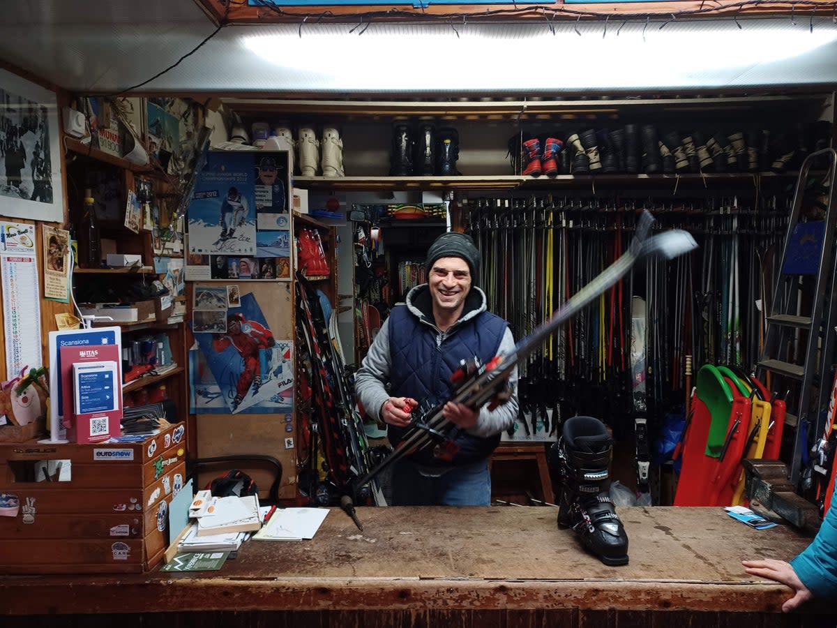 Le charme italien s'étend également au magasin de location de skis (Iain Martin/The Ski Podcast)