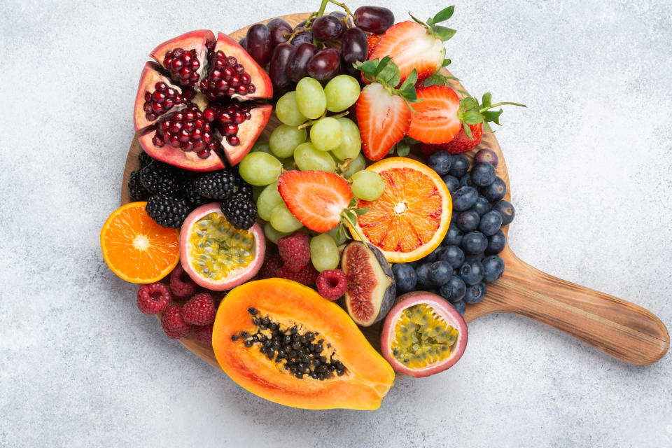 Granadas, fresas y uvas, entre otras frutas, son alimentos esenciales para combatir la inflamación. (Getty Creative)
