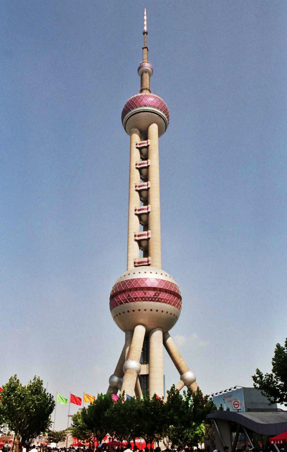 <p>La Oriental Pearl Tower es el segundo rascacielos más alto de Shanghái con 468 metros. Fue diseñado por los arquitectos Jia Huan Cheng, Zhang Xiulin y Lin Benlin y la estructura se completó en 1994. Algunos defienden que se trata de un edificio futurista, pero muchos critican su llamativo aspecto. (Foto: Wikimedia Commons). </p>