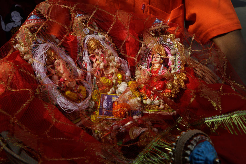 <p>Zu Beginn des bengalischen Neujahrs bitten Händler im indischen Kalkutta die Gottheiten Ganesha und Lakshmi mit verschiedenen Ritualen und Gaben um Wohlstand. (Bild: AP Photo) </p>