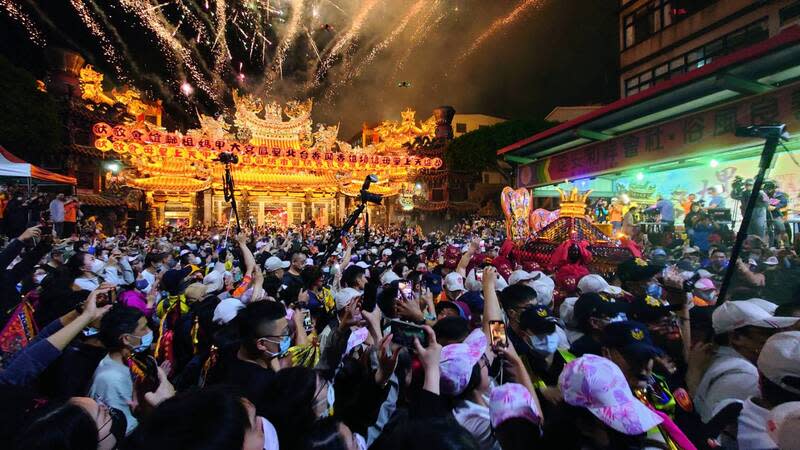 一年一度，大甲鎮瀾宮媽祖遶境進香活動，21日晚上11時5分起駕，煙火四射，閃耀大甲夜空，鑾轎緩緩前行踏上遶境進香之旅。（中央社／民眾提供）