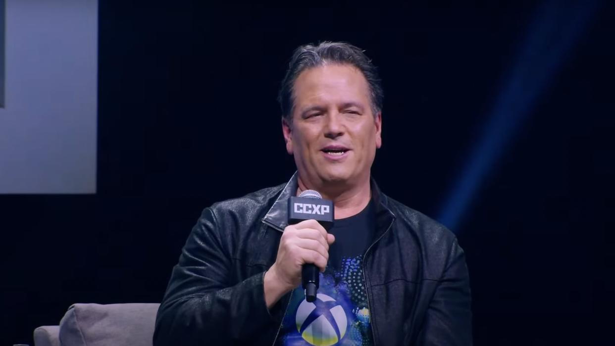  Phil Spencer holds a microphone at 2023 CCXP. 