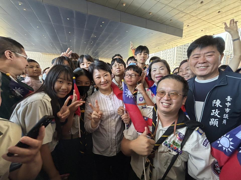 <span><em>臺中市北新國中童軍團長陳彥葦老師率領紀律嚴謹童軍團出席市政府國慶典禮受到盧秀燕市長媽媽鼓勵合影。(圖/記者謝榮浤翻攝)</em></span>