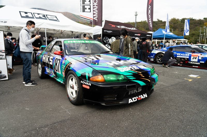 the famous hks r33 nissan gt-r race car parked at R's Meeting