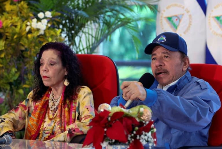 Fotografía cedida por Presidencia de Nicaragua en la que se ve al presidente Daniel Ortega (d) y a la vicepresidenta Rosario Murillo (i) durante la emisión de un mensaje televisado en Managua el 7 de noviembre de 2021. (Cesar PEREZ)