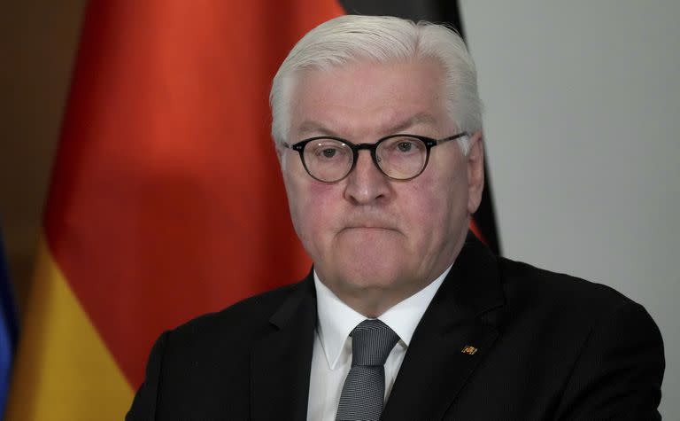 El presidente alemán Frank-Walter Steinmeier habla con la prensa en el Palacio Bellevue en Berlín el 25 de febrero del 2022. (AP Foto/Michael Sohn)