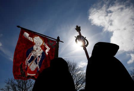 Reenactors wear period costume at the site of the Battle of Bosworth ahead of the arrival of Richard III's reburial procession, near Leicester, central England, March 22, 2015. REUTERS/Eddie Keogh