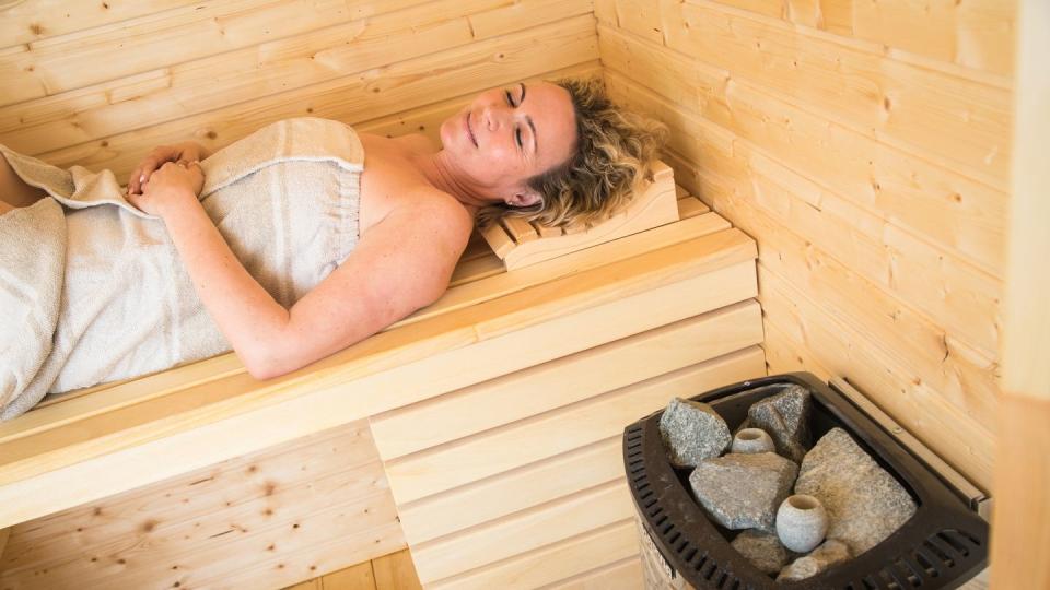 Mehr als nur Entspannung: Die Hitze in der Sauna trainiert den Körper und macht ihn anpassungsfähiger.