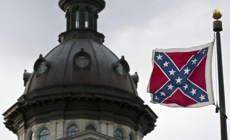 Una bandera confederada frente al Capitolio de Carolina del Sur. (Reuters)