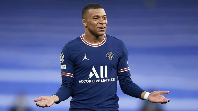 El fichaje de Mbappé por el Real Madrid, más cerca: bufandas de la estrella  francesa en los aledaños del Santiago Bernabéu - AFICIÓN DEPORTIVA