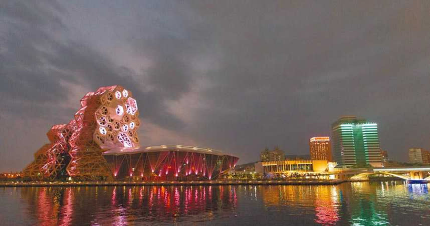 高雄市副市長林欽榮6日傍晚前往視察海洋流行音樂中心照明設計成果，表示未來將協調85大樓、漢來飯店等周邊建築，打造如上海外灘的獨特夜景。（圖／中國時報袁庭堯攝）