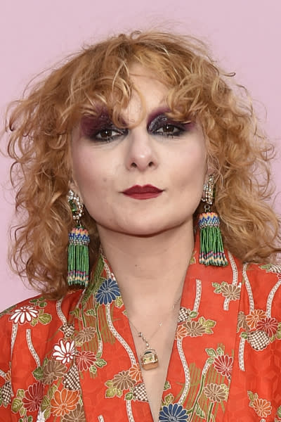 <p>Rindiéndole culto a su fama como “la más extravagante del <em>street-style”,</em> la estilista de moda Catherine Baba causó revuelo en Cannes 2017 tanto por su maquillaje, como por peinado extravagantes. – <em>Foto: Anthony Jones/Getty Images </em> </p>