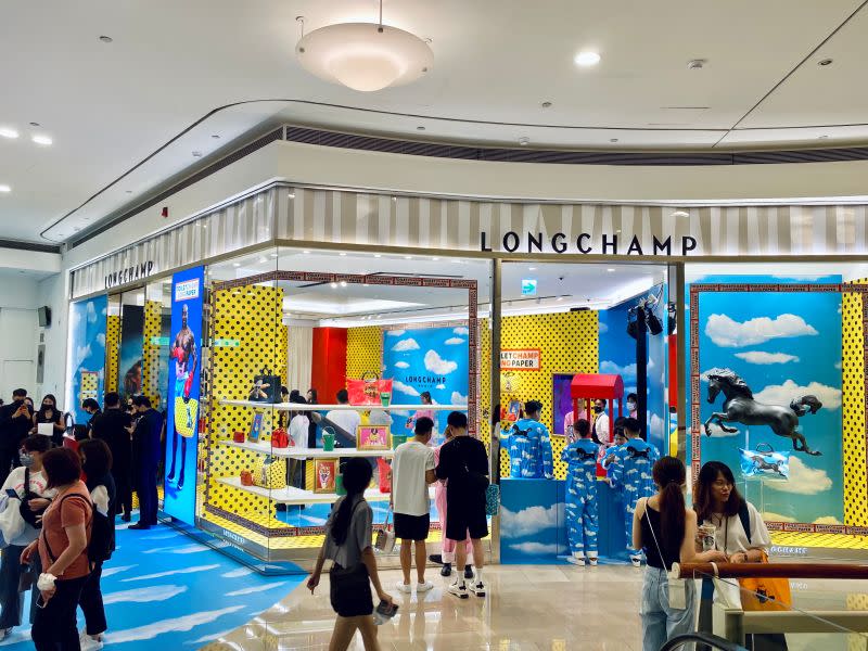 ▲LONGCHAMP台北 101 旗艦店換上搶眼絢麗的聯名色彩。（圖／記者蕭涵云攝）