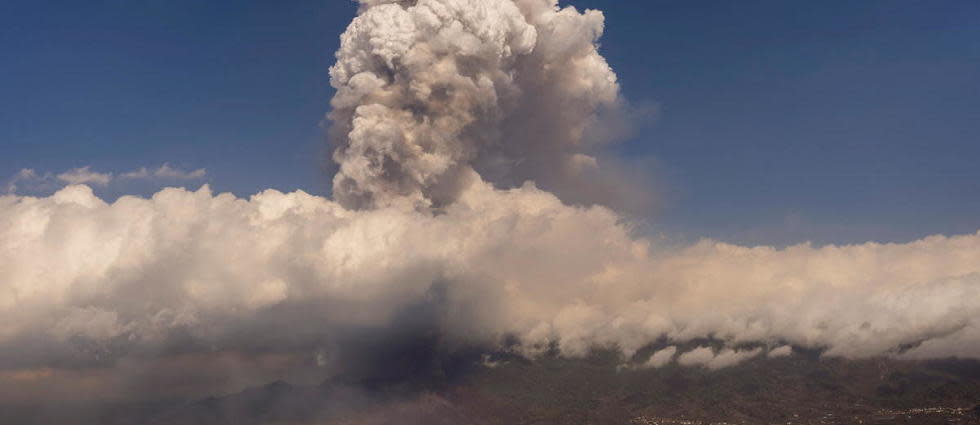 L'aéroport de La Palma, île de 85 000 habitants, avait été mis à l'arrêt samedi matin en raison de l'accumulation de cendres dégagées par le volcan Cumbre Vieja
