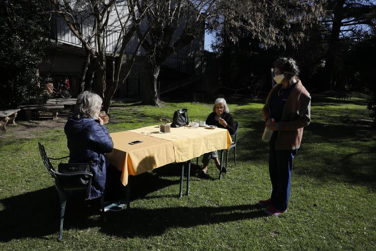 María Magdalena Pagés (95) y su hija María Carrega en el geriátrico Los Cerezos de Adrogué