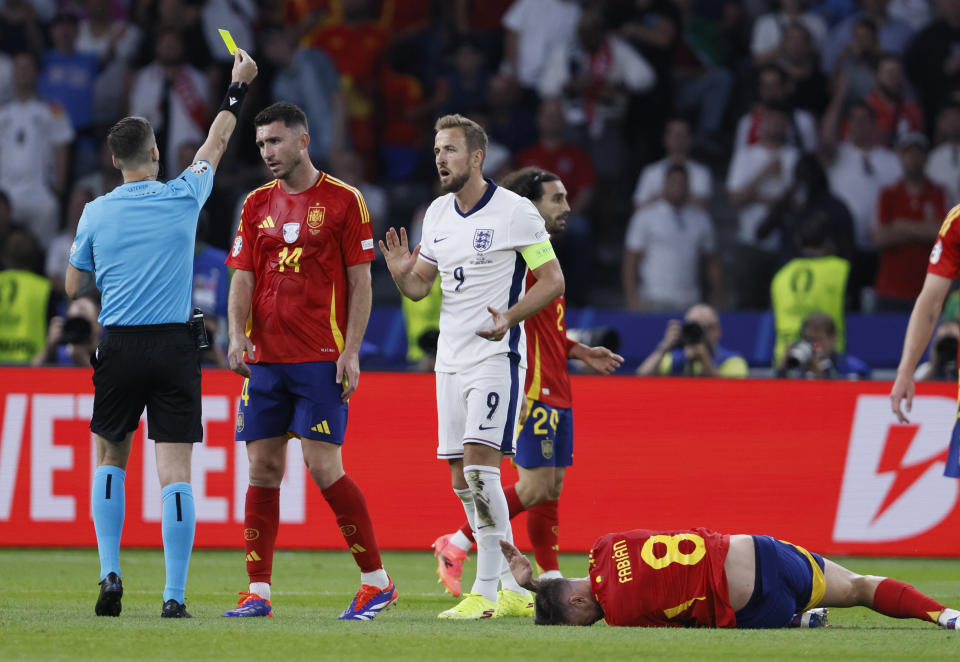 BERLIN, GERMANY - JULY 14: Referee Francois Letexier shows Yellow card to Harry Kane of England during the UEFA EURO 2024 final match between Spain and England at Olympiastadion on July 14, 2024 in Berlin, Germany. (Photo by Richard Sellers/Sportsphoto/Allstar via Getty Images)